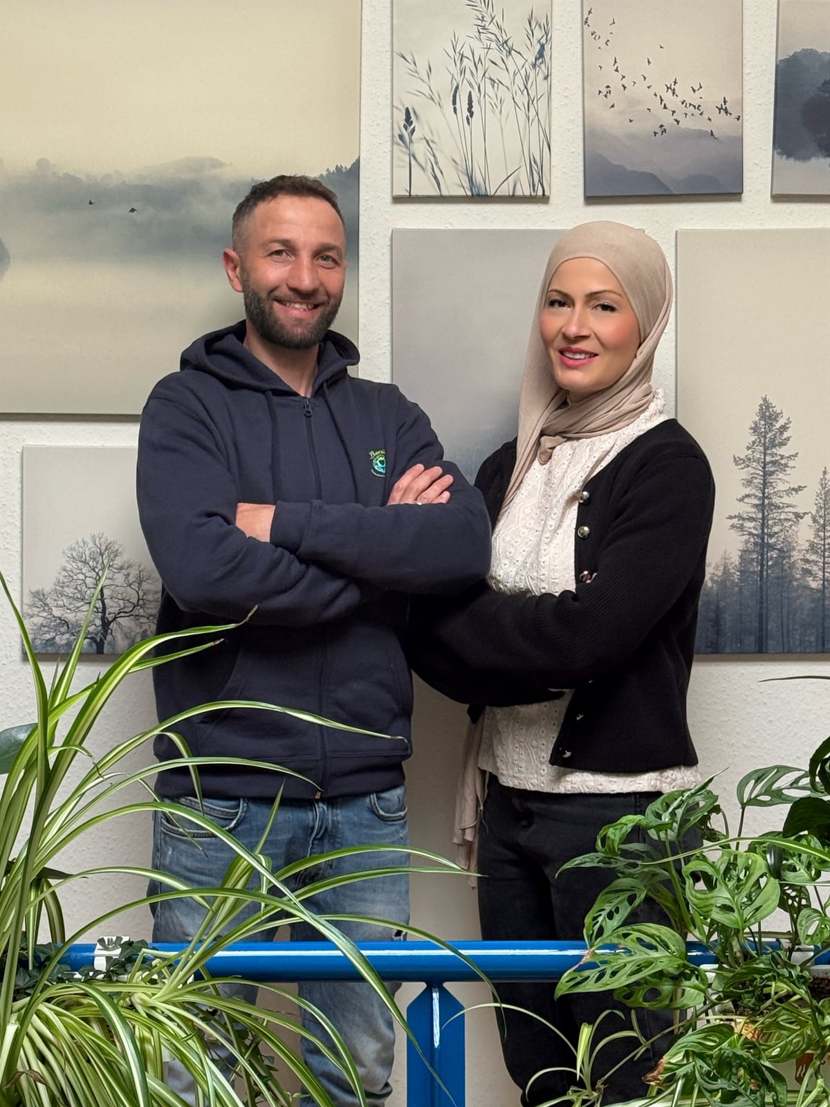 Meliha und Patrick Bildhäuser vor Wandbildern in den Baraka-Büroräumen