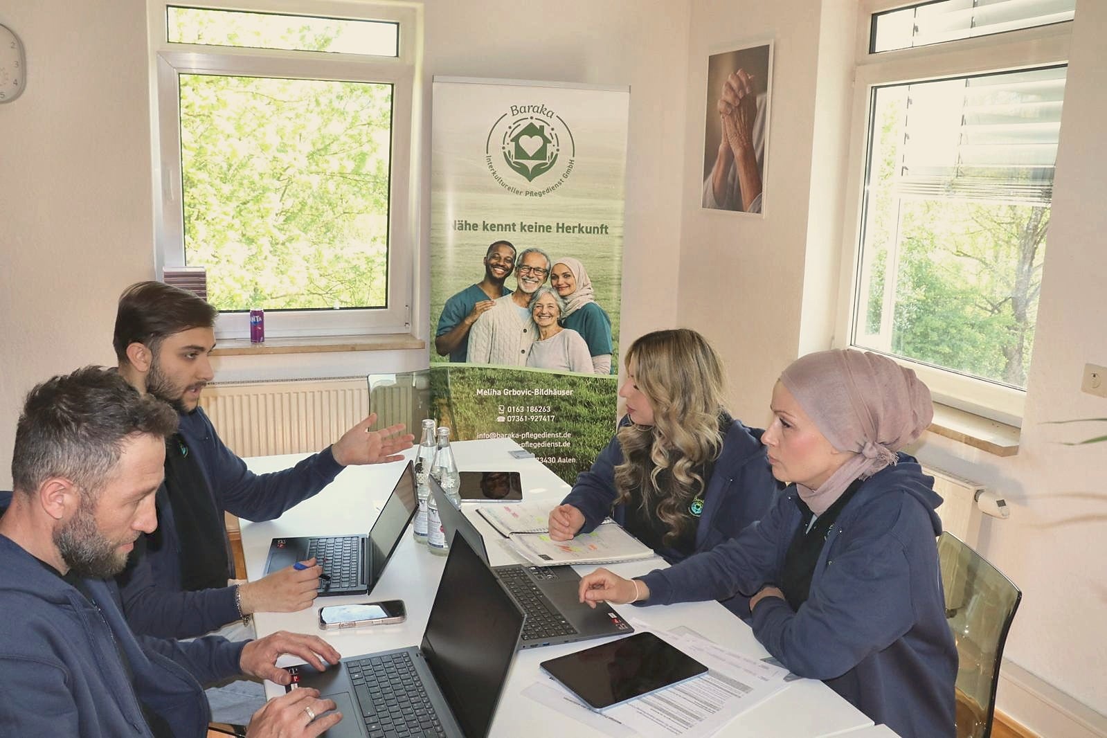 Das Baraka-Team in einer Besprechung am Beratungstisch